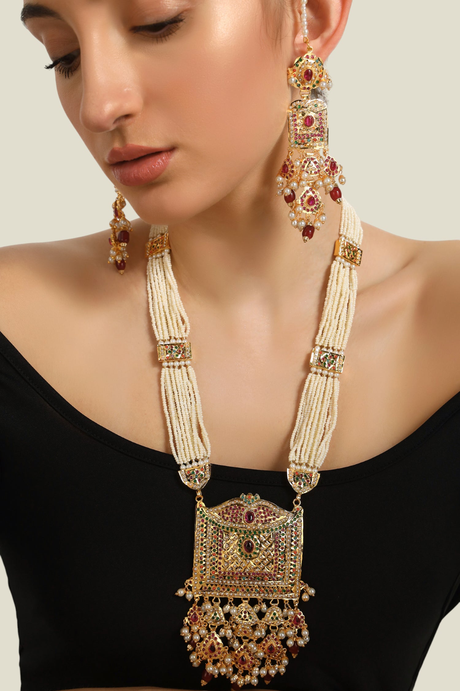 Khwaab-e-Ishq with matching ring and tika