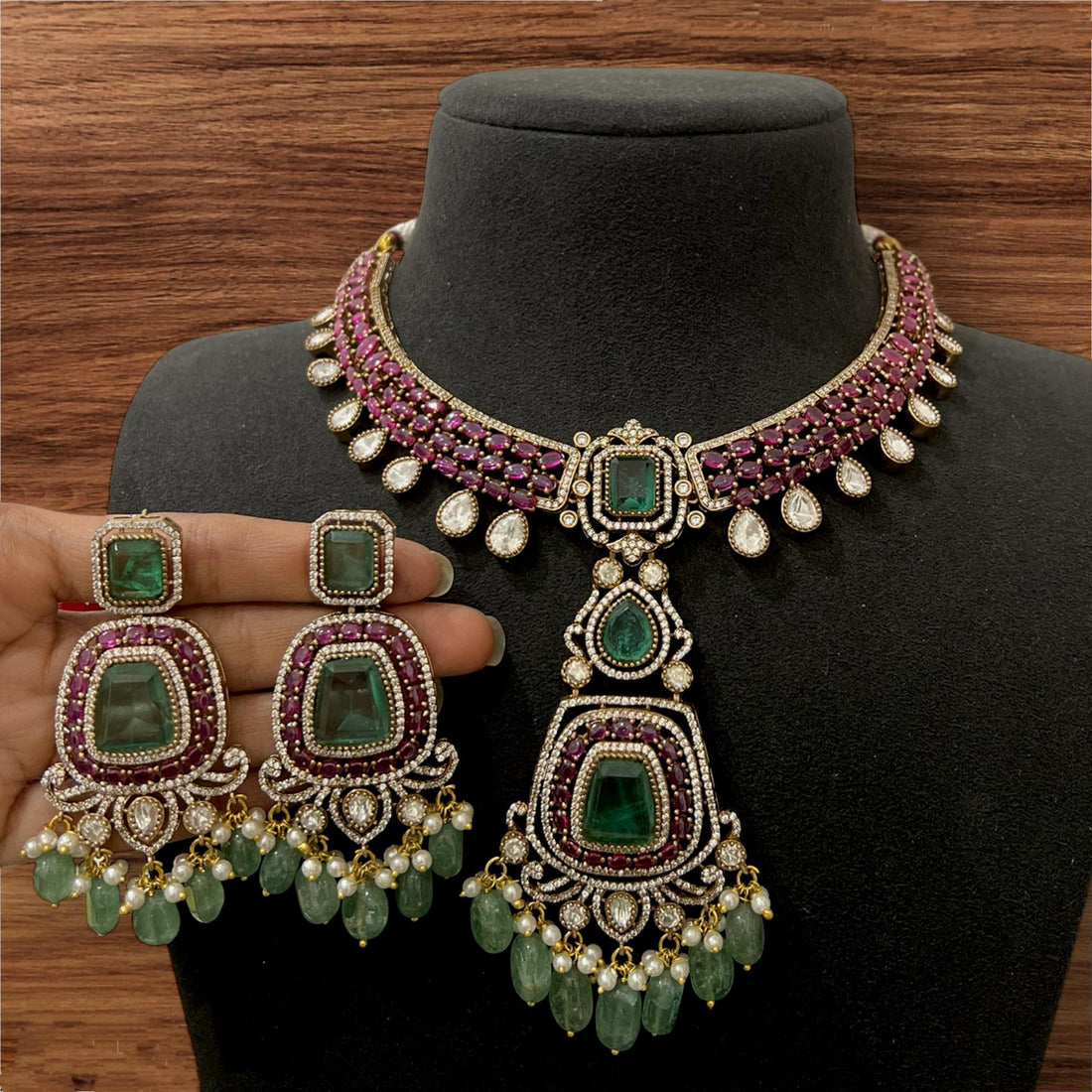 Queen Exclusive collection, Bracelet not included
